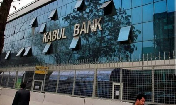 Pamje nga Afganistani, qytetarët nxjerrin paratë nga bankat