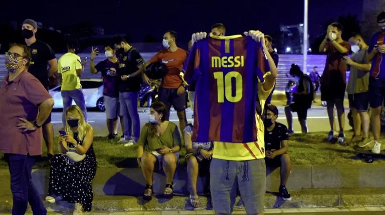 Barca nuk do ta ketë të lehtë – tifozët me pankarta kundër presidentit të klubit, pas largimit të Messit