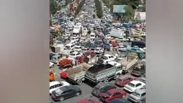 Pamje nga kaosi total në trafik në Kabul