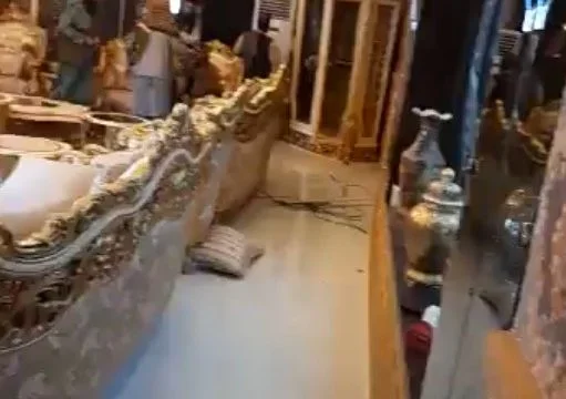 Pamje kur talibanët pushtojnë vilën luksoze të liderit ushtarak të Afganistanit