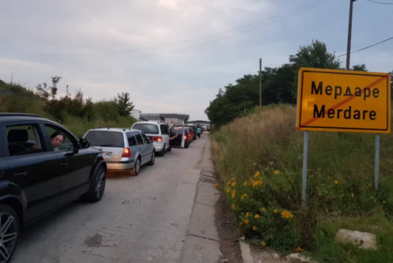 ​Fluks në pikën kufitare te Dheu i Bardhë, pritjet deri më shumë se tri orë