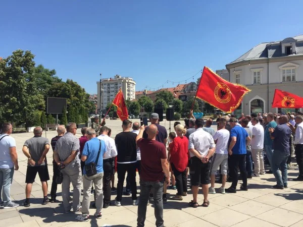 Disa veteranë protestojnë para qeverisë, kërkojnë reagim për lirimin e ish krerëve të UÇK-së
