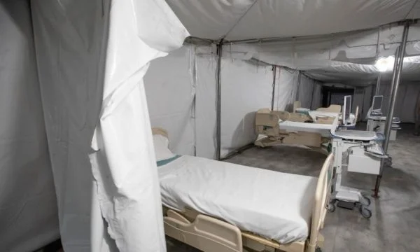 Një spital në ShBA e mbush garazhin me shtretër pas shtimit të rasteve me Covid-19