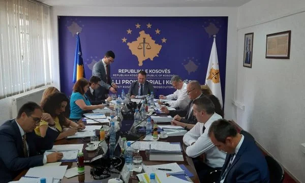 Dyshohet se e ndihmuan një person të arratiset me veturë zyrtare, aktakuzë ndaj zyrtarit të Këshillit Prokurorial dhe shoferit