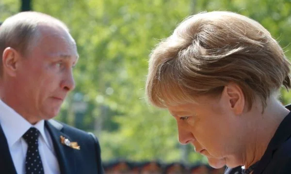 Merkel shkon në Moskë në kohën e raporteve të tensionuara