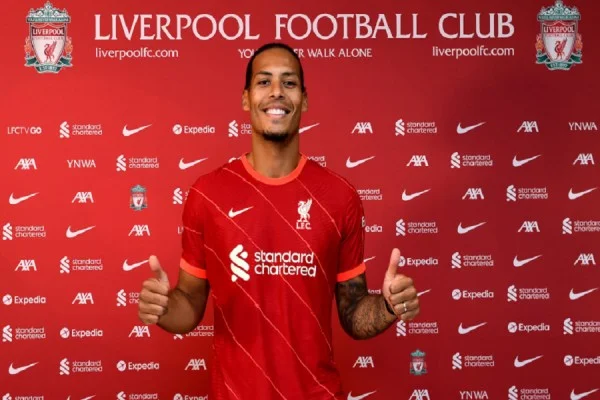 Van Dijk nënshkruan kontratë të re me Liverpoolin