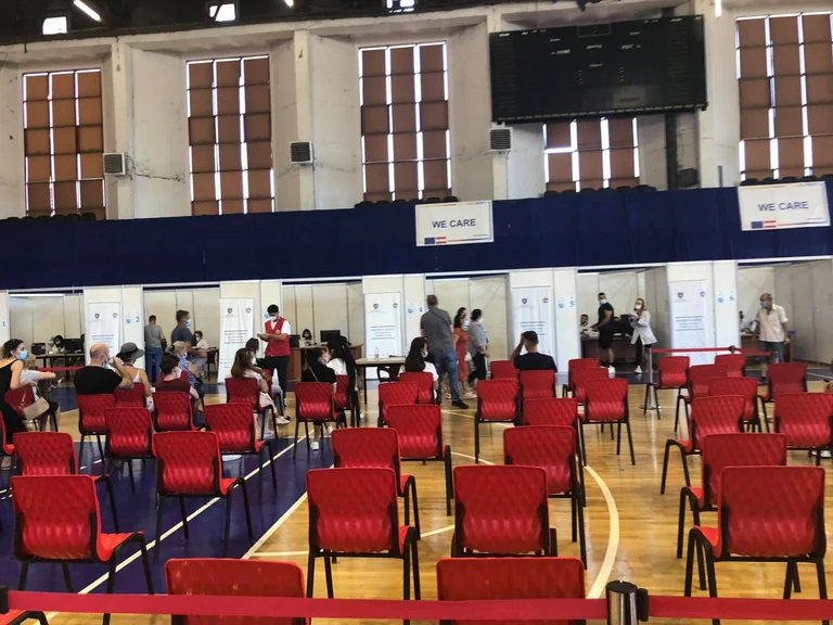 Qeveria kërkon dëshmi të vaksinimit, në sallën “1 Tetori” nuk shihet rritje e interesimit nga qytetarët