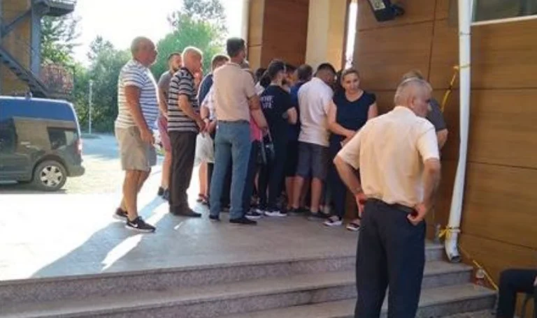 Në Klinë qytetarët presin deri në katër orë për të marrë vaksinën