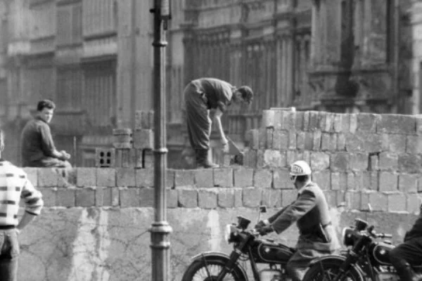 ​60 vjet më parë: Një mur ndan Berlinin