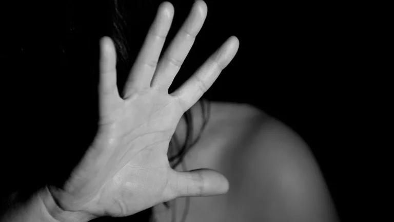 Burri nga Prizreni sulmon seksualisht dy femra, njëherë arrestohet e pastaj lirohet