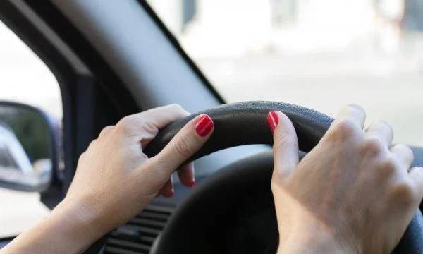 Njihuni me personin e vetëm në botë që ka të drejtë të vozisë pa patentë shoferi