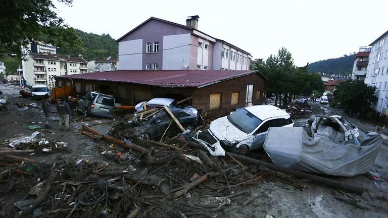 Arrin në 17 numri i viktimave pas përmbytjeve dhe rrëshqitjes së dheut në Turqi