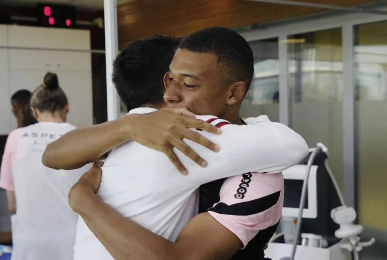 Mbappe i uron mirëseardhje Messit, jep sinjale se nuk do të largohet