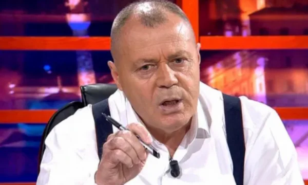 Muç Nano i quan talebanë shqiptarët që s’e duan Bregoviqin në Korçë: Ikni pi****, s’kam punë me ju trushpëlarë