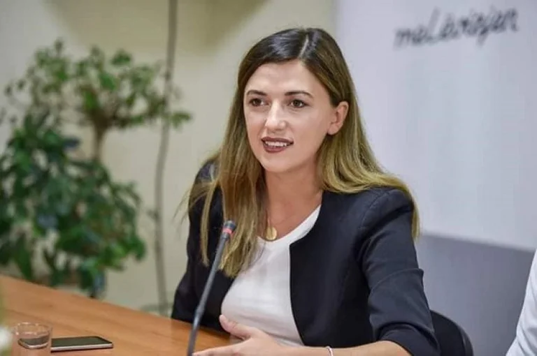 Ish-këshilltari i Kurtit kritikon ashpër Albulena Haxhiun: Po tallet me Vettingun