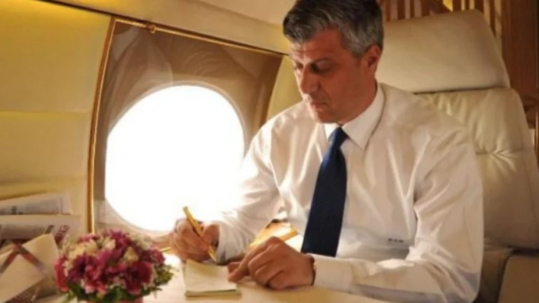 Çfarë po paralajmëron Endriti, publikon foto të ish-presidentit Thaçi në aeroplan