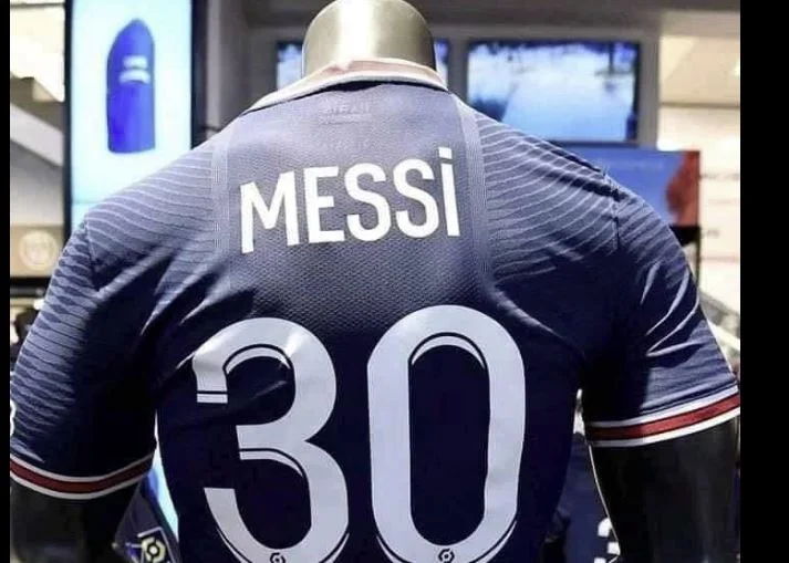 PSG ‘nxjerr’ dy paga vjetore të Messit në vetëm 24 orë – të gjitha me shitje të fanellave