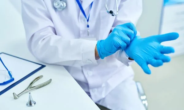 Punoi 8 muaj në spital duke pretenduar se është mjeke, kishte rënë nga provimet