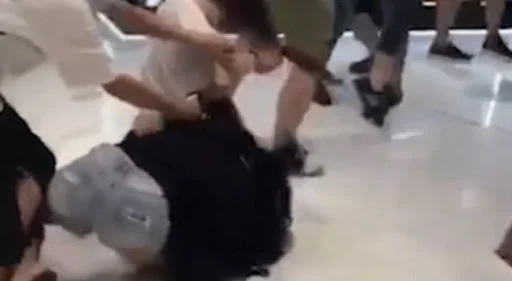 U rrahën në një market në Prizren, një person bëhet për QKUK – tre të tjerë vihen në pranga