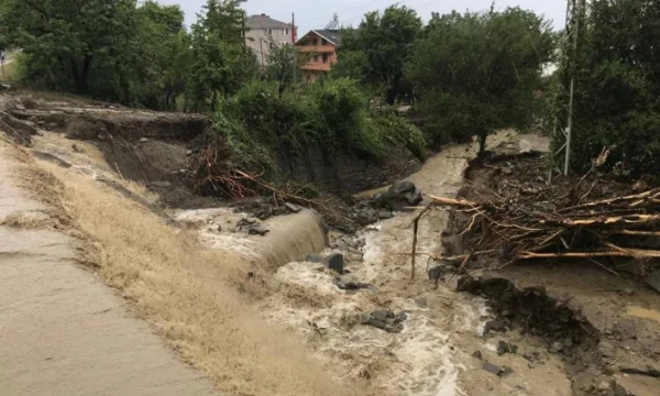 Pas zjarreve në jug, Turqia goditet nga vërshimet në veri