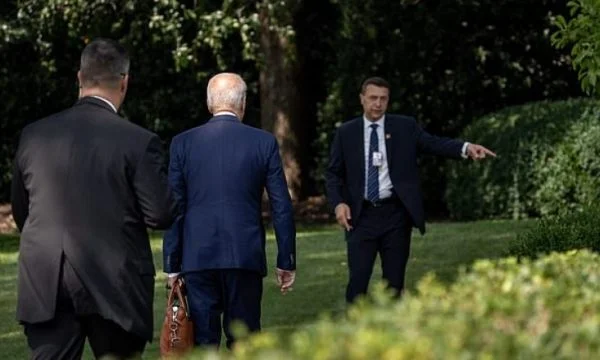 Agjenti i Shërbimit Sekret ia tregon rrugën drejt Shtëpisë së Bardhë, Biden e shpërfill dhe vazhdon ecjen nëpër bari