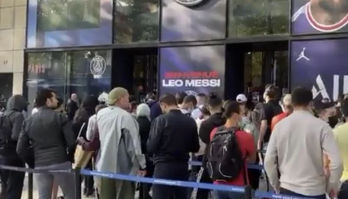 Kaos para shitores zyrtare të PSG – radhë të gjata për ta blerë fanellën e Messit