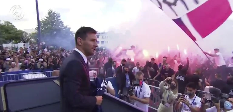 Super pritje për Messin nga tifozët e PSG – Franca në festë sikur të ringjallej Napoleoni