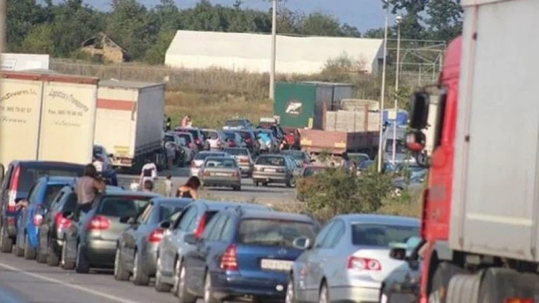 Vazhdon fluksi i mërgimtarëve në kufij, mbi tri orë pritje në Merdare për të dalë nga Kosova