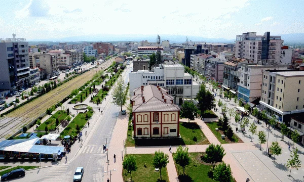 Djali nga Ferizaj e bën për spital babanë e tij
