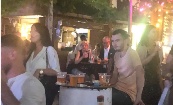 Arben Vitia shijon jetën e natës në Prishtinë/Foto