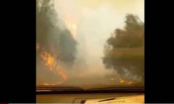 Imágenes dramáticas en Grecia, el momento en que el coche pasa a través del fuego