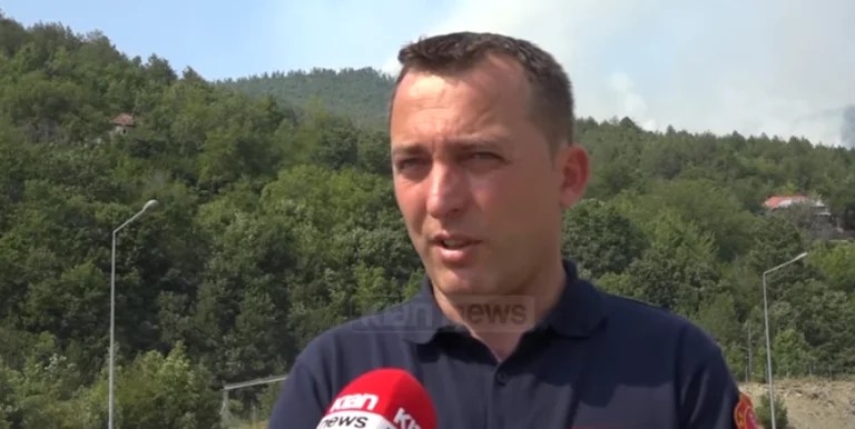 Në luftë me flakët, shefi i zjarrfikëses përlotet për djalin: Më thotë “babi mos shko”