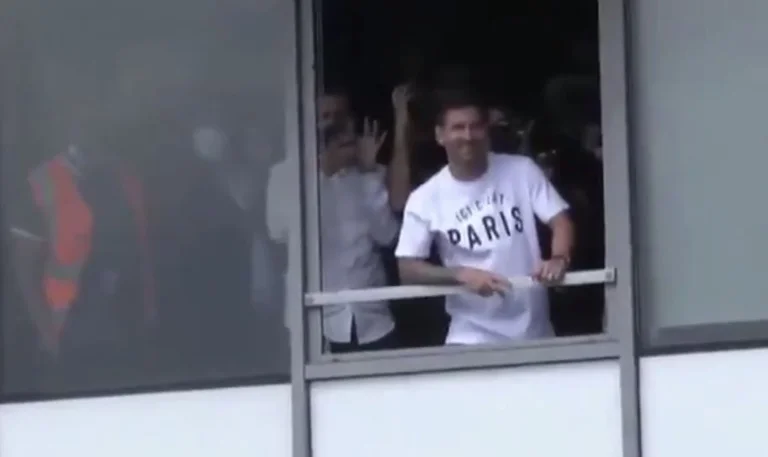 Messi përshëndet tifozët pas zyrtarizimit te PSG – nuk ndalen brohoritjet