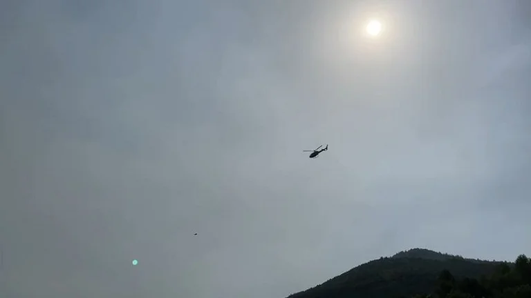 Vatra e zjarrit mbetet aktive në zonën e Thirrës në Mirditë, një helikopter vjen në ndihmë