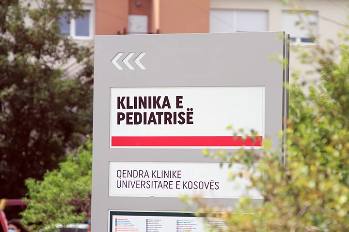 Tre fëmijë të shtrirë në Klinikën e Pediatrisë me Covid-19, njëri me oksigjeno-terapi
