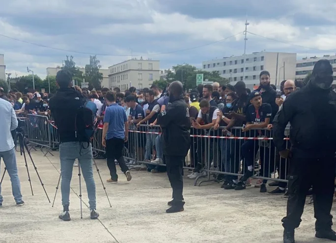 Mijëra persona po e presin Messin në aeroportin e Parisit