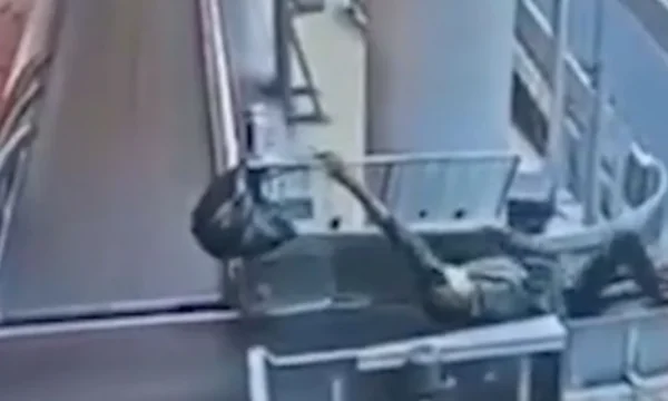 Burri i dehur përfundon në sistemin e valixheve të aeroportit (VIDEO)