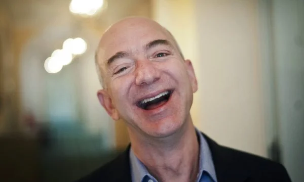 Es ist Jeff Bezos, der den Platz des reichsten Mannes der Welt nahm.