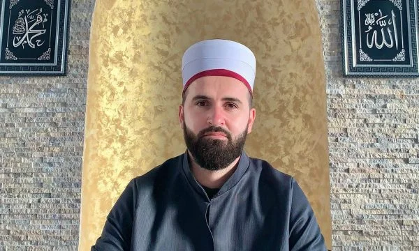 Imami i Karaçevës pasi i largoi fotot e Skënderbeut e Rugovës: Në vendin ku ka fotografi nuk hynë melaqet