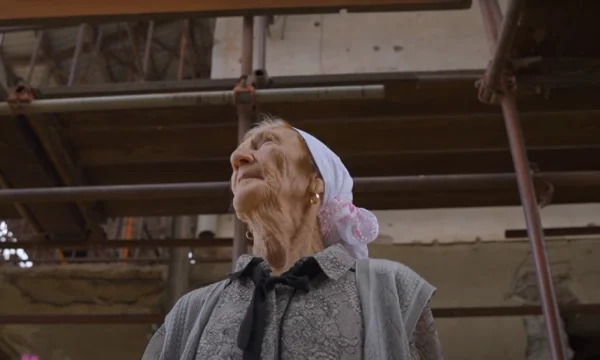 Emocinuese: 81 vjeçarja që nuk di shkrim e lexim, qan dhe thur poezi për Adem Jasharin