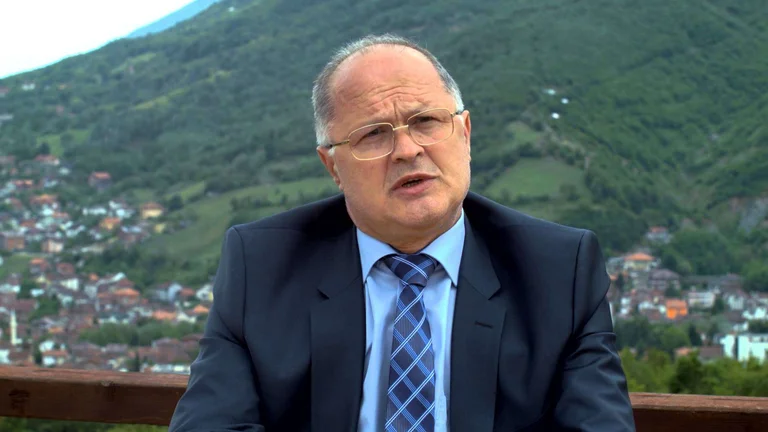 Ramiz Kelmendi e komenton fjalimin e Jahja Kokajt në Kuvend: Bon vaki nuk e din gjuhën shqipe