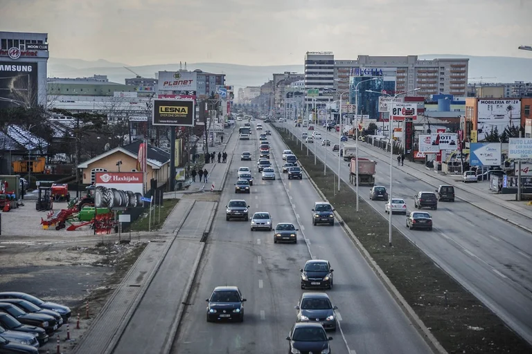 Burri nga Fushë Kosova e tërheq për flokësh të fejuarën