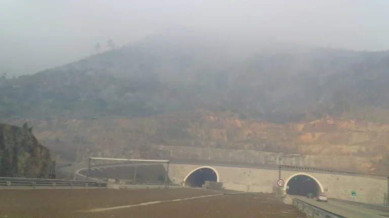 Shuhet zjarri gjatë natës mbi tunelin e Kalimashit, problematike vatra në Lakun e Thive, nis ndërhyrja nga toka dhe ajri