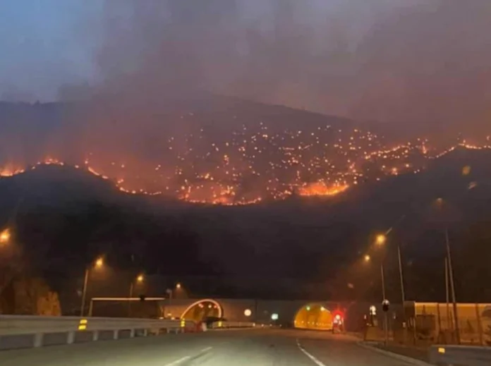 Zjarre të mëdha te tuneli i Kalimashit
