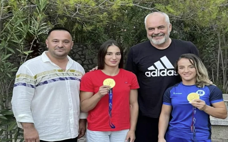Rama takon vajzat e arta të Kosovës: Uroj t’i vizitoj së shpejti në Pejë