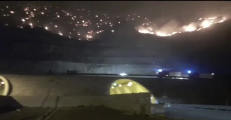 Del jashtë kontrollit zjarri mbi tunelin e Kalimashit