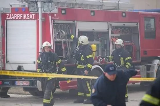 Zjarrfikësit në Podujevë, shpëtojnë 60 vjeçaren që kishte përfunduar në pusetën me thellësi 10 metra