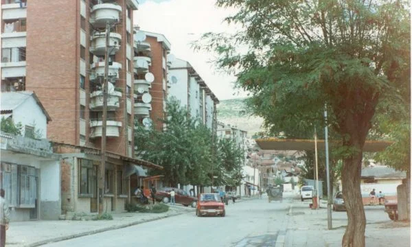 Babai nga Rahoveci i kërkon djalit të largohet nga shtëpia, e gjuan me armë për ta vrarë