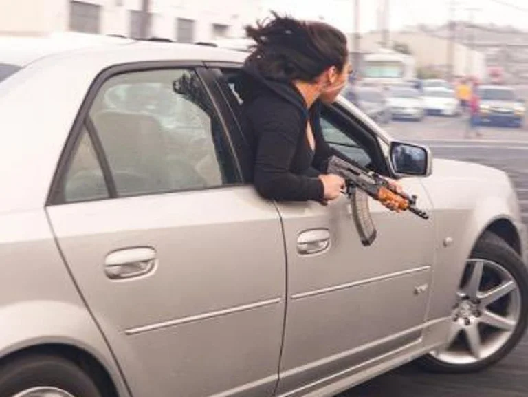 Si në filma: Gruaja nxjerr kallashin nga vetura në mes të trafikut