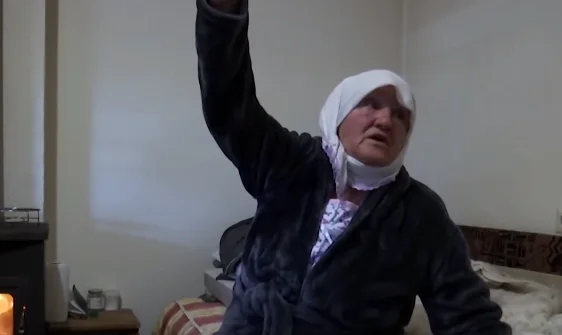 70 vjeçarja u rrah dhe iu vodhën 55 mijë euro, ajo pret që t’i kthehen të hollat